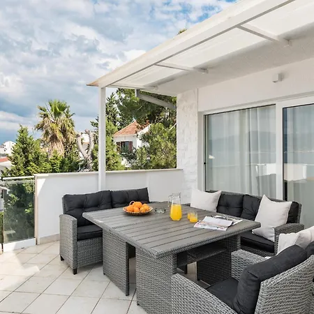 Sea View In Slatine With Terrace